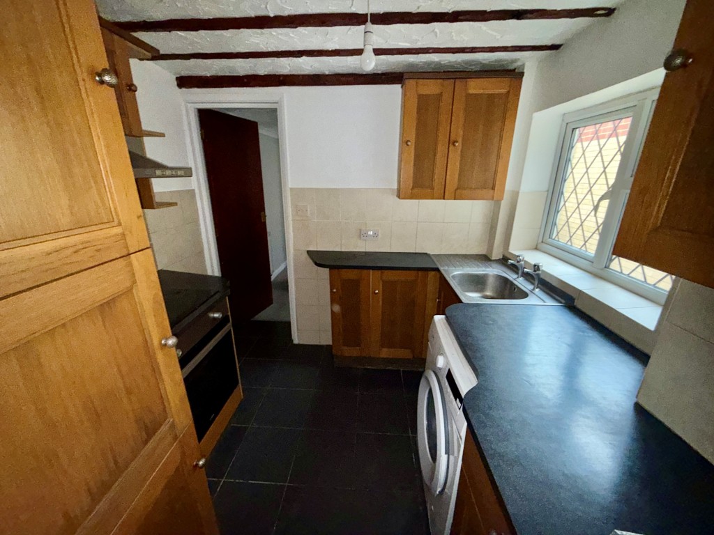Lot: 48 - MIXED-USE INVESTMENT IN TOWN CENTRE - Flat 1 - Kitchen
